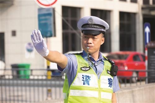 温州交警铁男图片